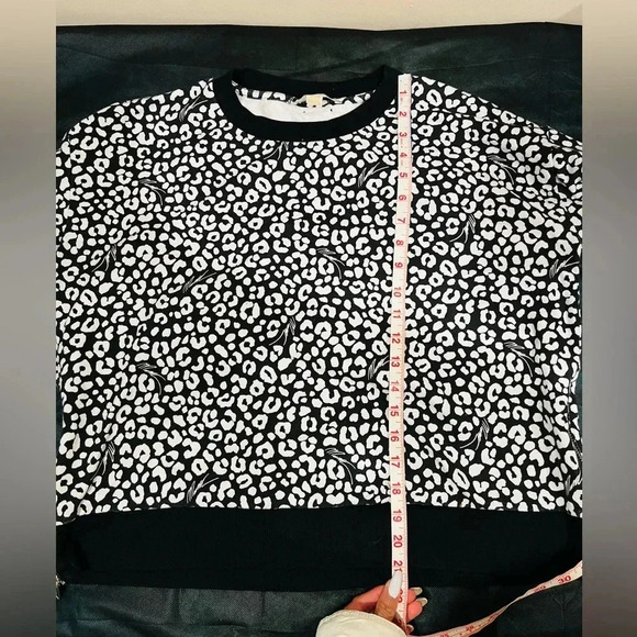 🔥Michael Kors Sweatshirt Top🔥 - Picture 6 of 7